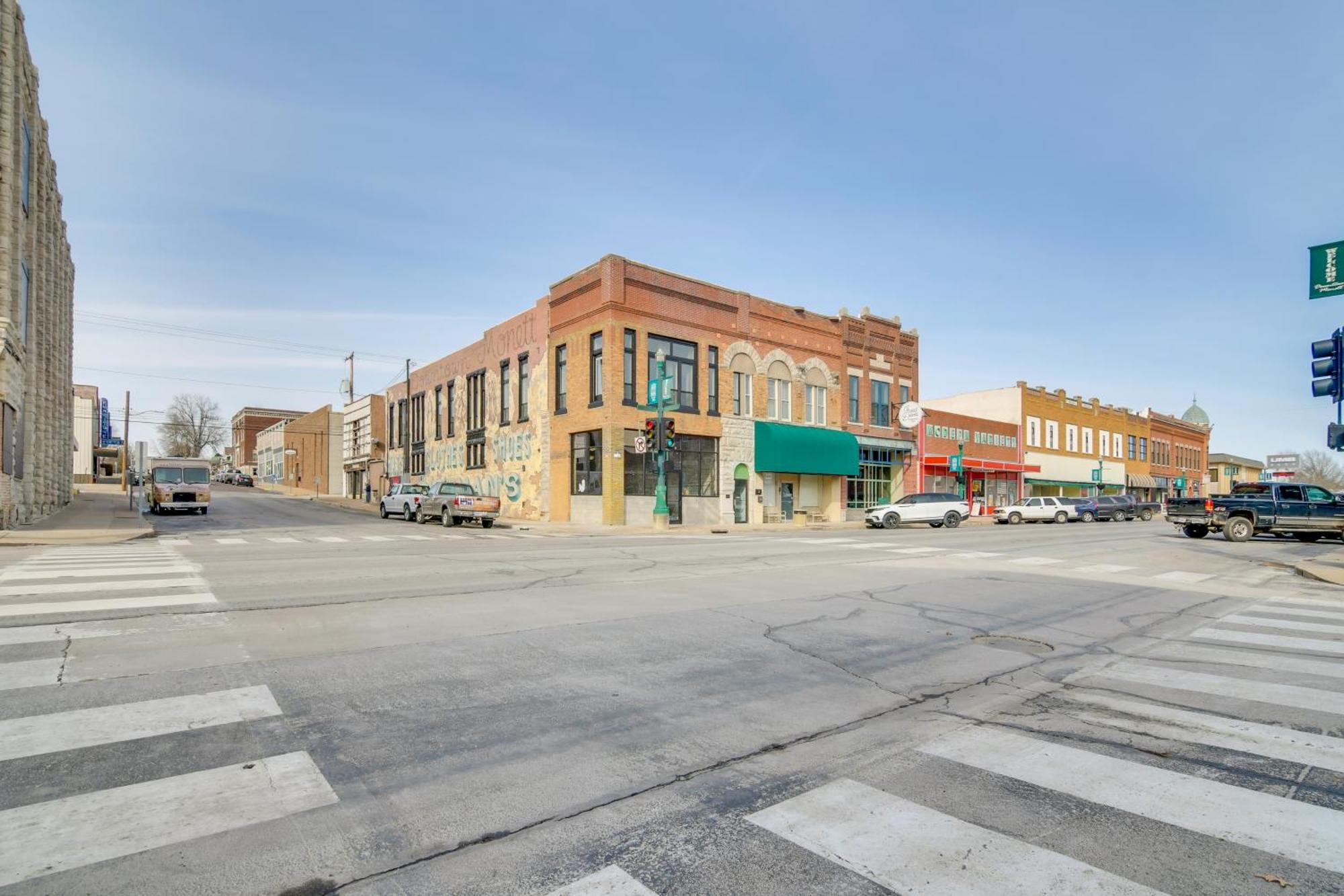 Dtwn Loft In The Heart Of Monett Pets Welcome! Exterior photo